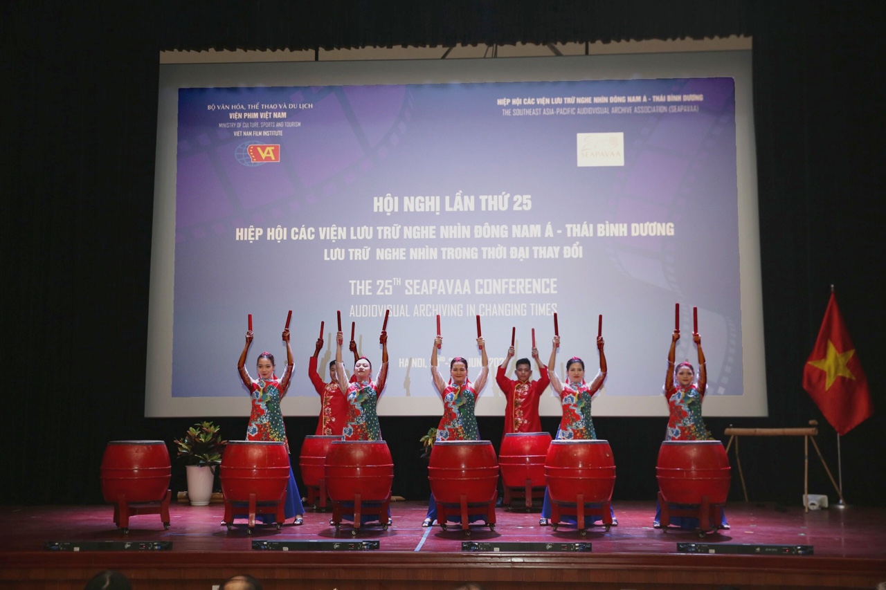 Tiết mục văn nghệ chào mừng đại hội do các nghệ sỹ Việt Nam trình diễn